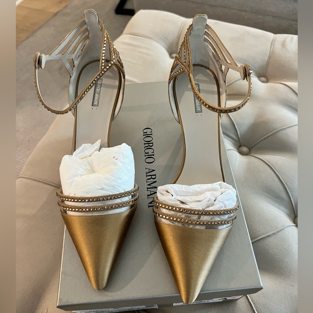 Georgia Armani metallic gold point toe heels size 39 (9.5) NWT